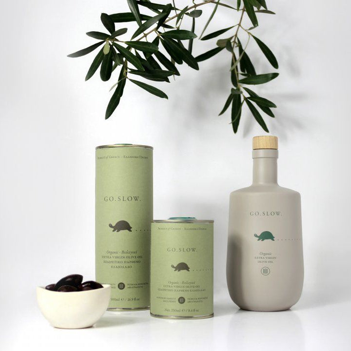 Ekstra jomfru græsk olivenolie - GO SLOW - Kollektion med beholdere, keramik flaske og oliven