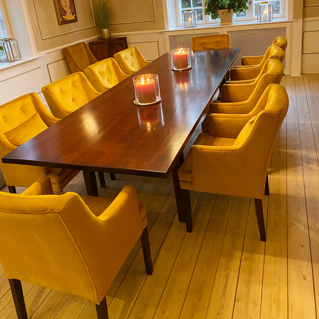 LIVINGOODIES indretning hos kunde. George Velour spisebordsstole i messing-gul