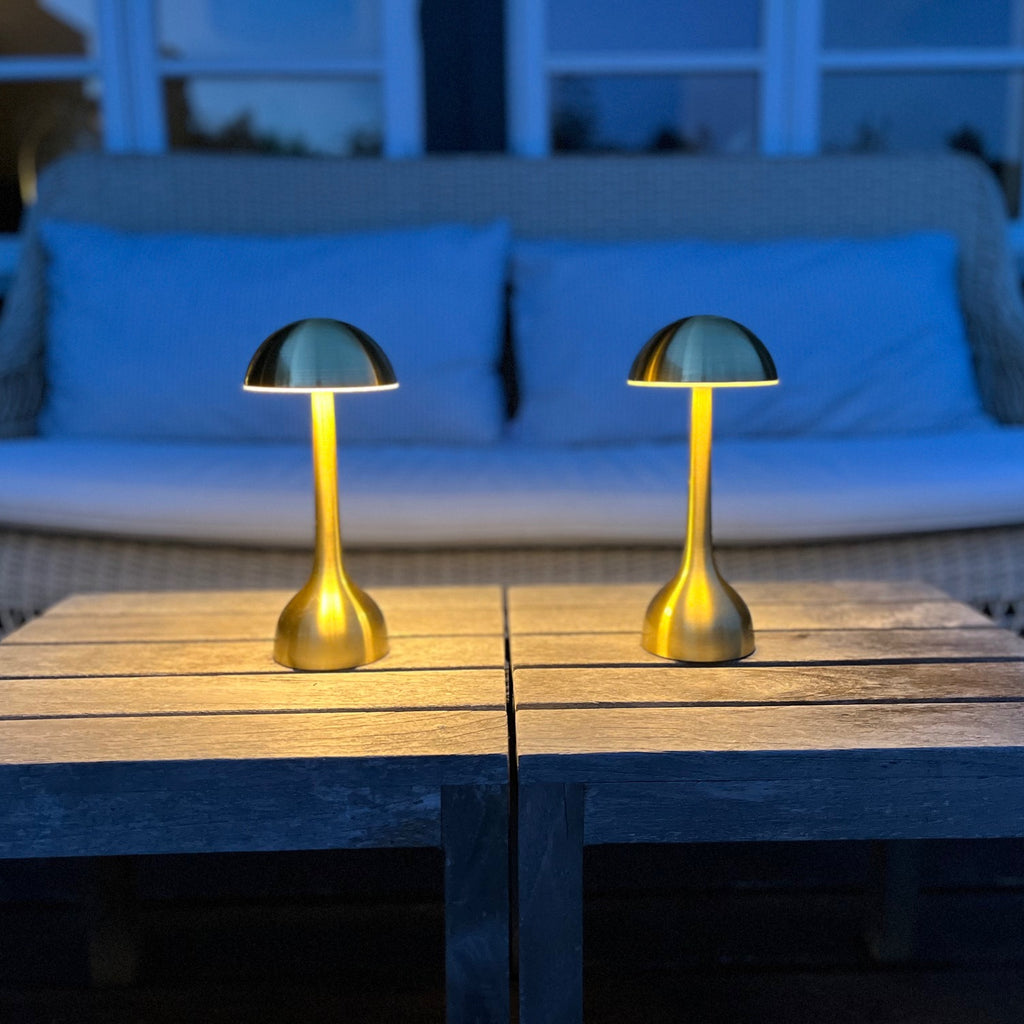 Trådløse bordlamper i børstet messing, udendørs lys på terrasse - Tête-à-Tête bordlampen fra LIVINGOODIES