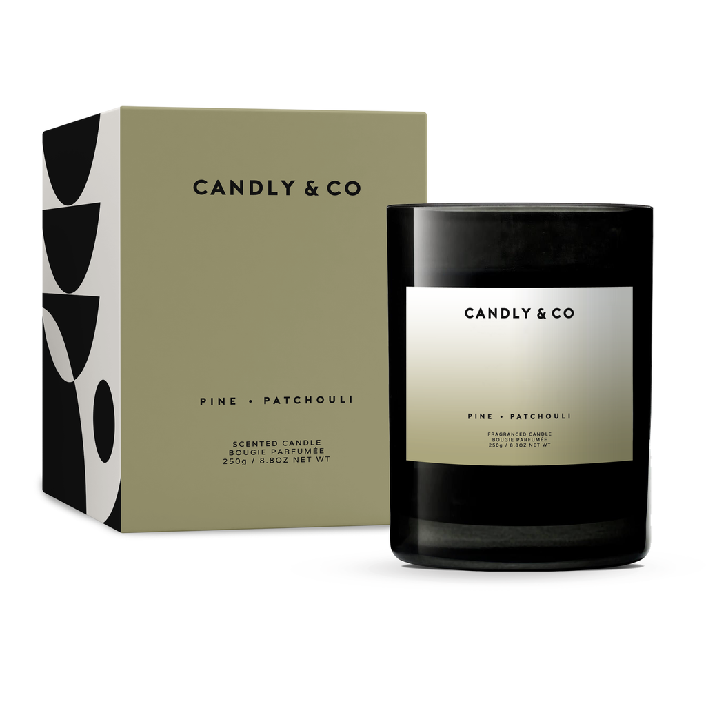 Duftlys med fyrretræ og patchouli - CANDLY & CO