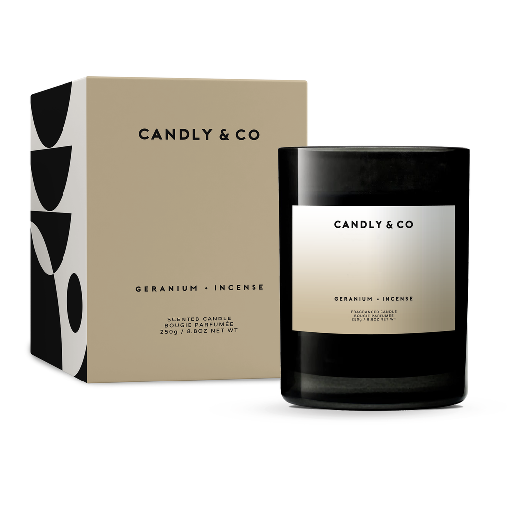 Duftlys med geranium og røgelse - CANDLY & CO