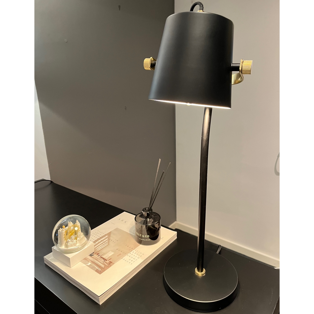 Sort bordlampe med messing - New York udstillingsmodel