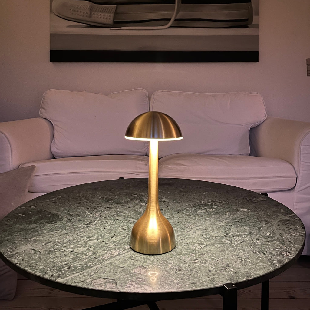 Trådløs lampe i børstet messing på sofabord - Tête-à-Tête bordlampen fra LIVINGOODIES