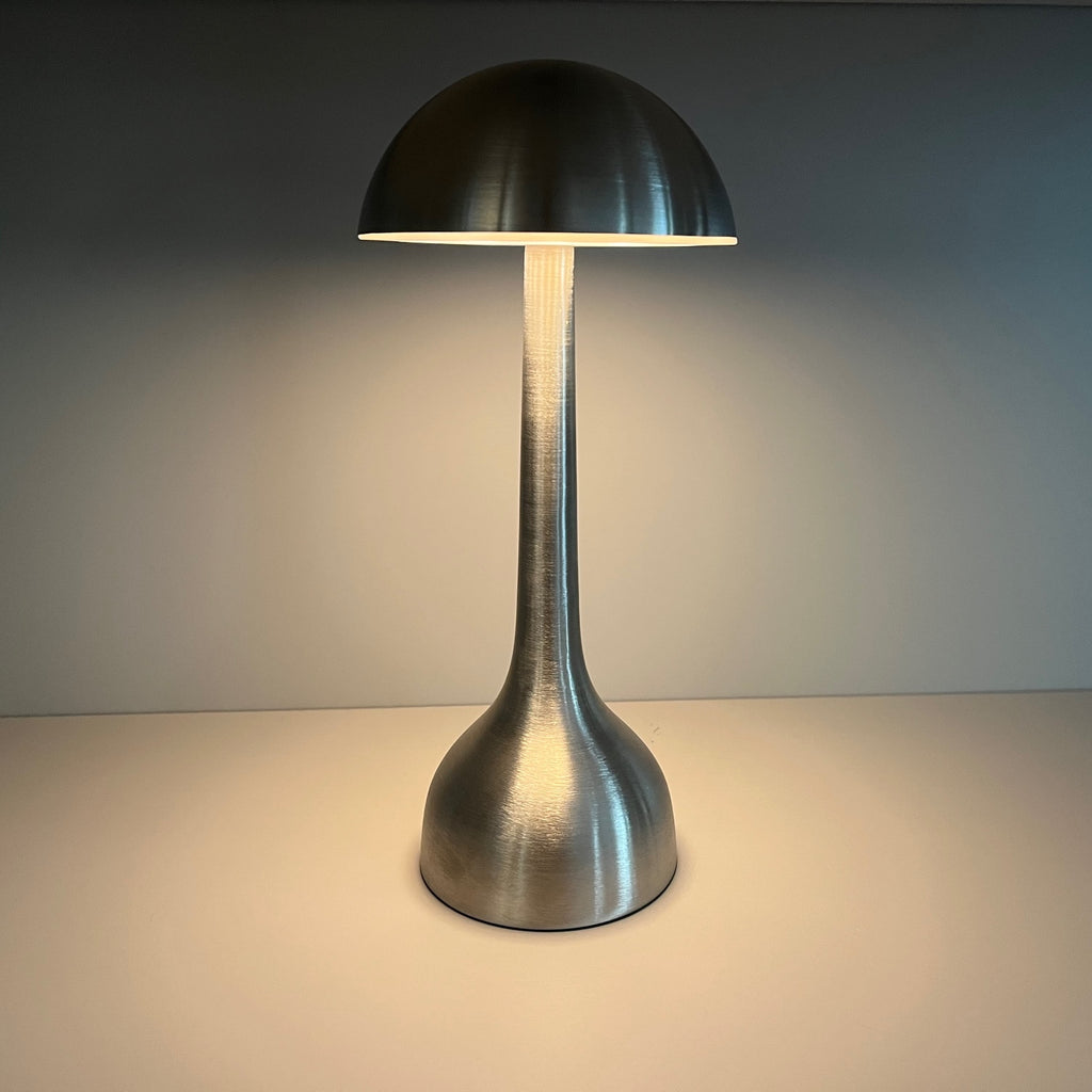 Trådløs lampe i børstet stål - Tête-à-Tête bordlampen fra LIVINGOODIES