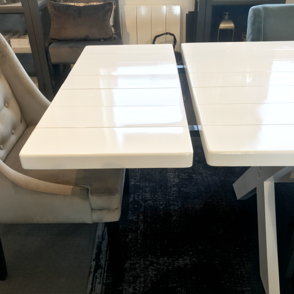 Hvidt spisebord med tillægsplader - Rørvig
