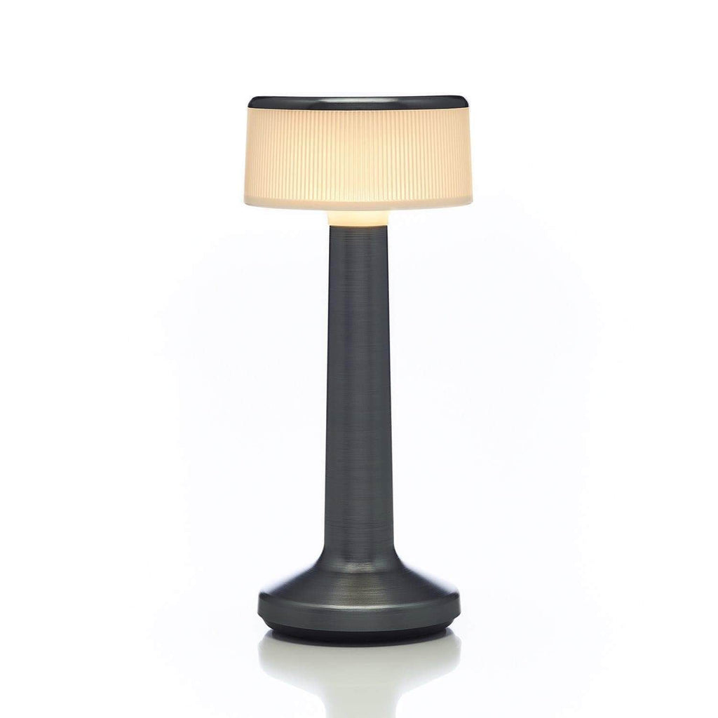 Lampe uden ledning i farven lava med cylinder skærm