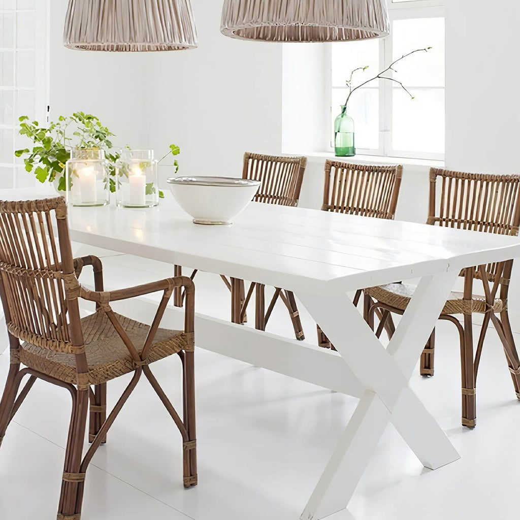 Lys indretning med Rørvig træ spisebord - Hvid højglans lak